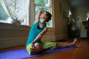 Kelly Sunrose Yoga// Samadhi Rush// Online Yoga Class// Lateral stretch