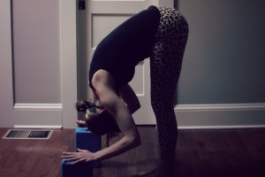 Kelly Connor Sunrose Yoga// Online Yoga Classes// uttanasana